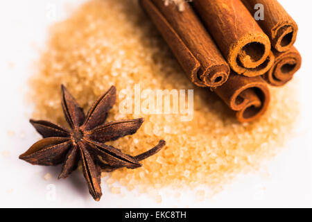 Bastoncini di cannella con puro di canna di zucchero di canna Foto Stock