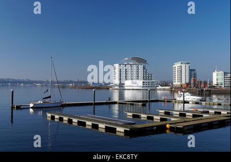 St Davids Spa e hotel e barche ormeggiate nella baia di Cardiff, Cardiff, Galles del Sud, Regno Unito. Foto Stock