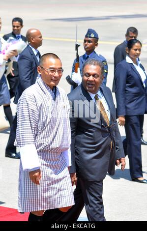 Colombo, Sri Lanka. 9 apr, 2015. Bhutanese di Primo Ministro Tshering Tobgay anteriore (L) le passeggiate con il Ministro degli Esteri dello Sri Lanka Mangala Samaraweera anteriore (R) al momento del suo arrivo al Bandaranaike International Airport in Katunayake nei pressi di Colombo, capitale dello Sri Lanka, il 9 aprile 2015. Tshering Tobgay si prevede di tenere colloqui con alti funzionari del governo dello Sri Lanka, incluso il presidente Maithripala Sirisena e il Primo Ministro Ranil Wickremesinghe durante la sua visita di tre giorni. © Gayan Sameera/Xinhua/Alamy Live News Foto Stock