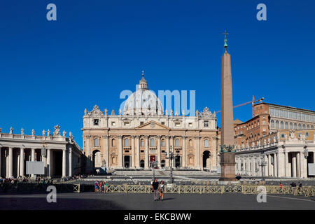 Italia Roma Basilica Papale di San Pietro in Vaticano o la Basilica di San Pietro obelisco egiziano di Caligola Foto Stock