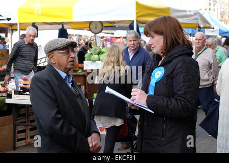 Nicky Morgan candidato conservatore in Loughborough domicilio di voti nel 2015 elezioni generali britanniche Foto Stock