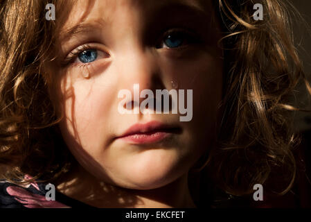 Ritratto di una ragazza triste con occhi blu piercing piangendo Foto Stock