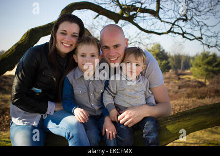 Ritratto di famiglia in esterno Foto Stock