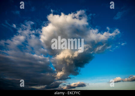 Formazioni di nubi sopra il canale inglese Worthing Beach, West Sussex, Regno Unito Foto Stock