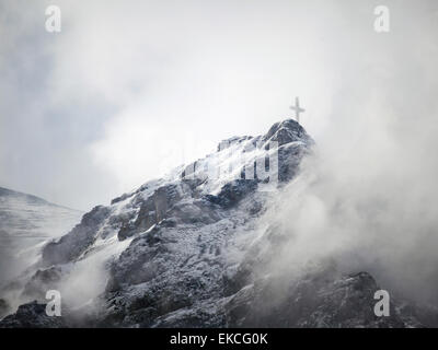 Degli Eroi sulla croce Caraiman peak, Busteni (Romania) Foto Stock