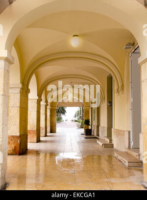 Archi in Salou Tarragona beach boulevard Foto Stock