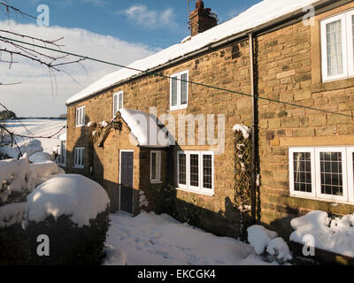 Cottage tradizionale in snow,vicino a Matlock,Derbyshire,la Gran Bretagna (dicembre 2014) Foto Stock