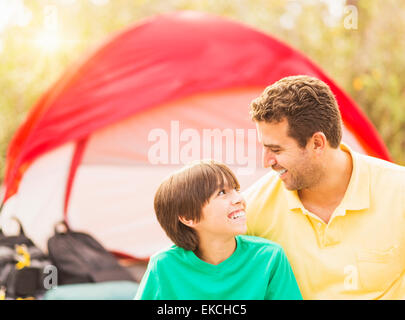 USA Florida Giove Ritratto di padre e figlio (12-13) camping Foto Stock