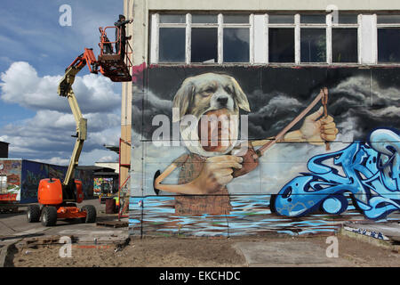 Un Graffiti Writer lavora nel Aerosol-Arena, più grande della Germania Hall of Fame, su una gru su un nuovo muro dipinto. Magdeburg. Foto Stock