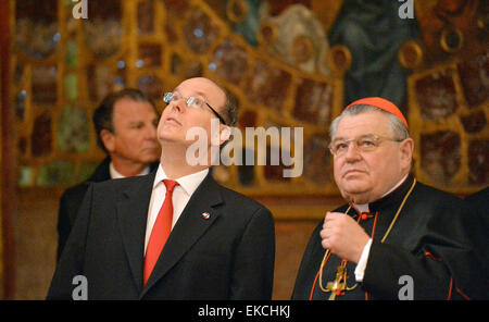 Il Castello di Praga, Repubblica Ceca. 9 apr, 2015. HSH il Principe Alberto II di Monaco (centro) accompagnato da Dominik Duka, Arcivescovo di Praga e primate della ceca chiesa cattolica, visite la Cattedrale di San Vito al Castello di Praga, Repubblica Ceca, giovedì 9 aprile 2015. Prince Albert è su due giorni di visita ufficiale alla Repubblica ceca. © Michal Dolezal/CTK foto/Alamy Live News Foto Stock