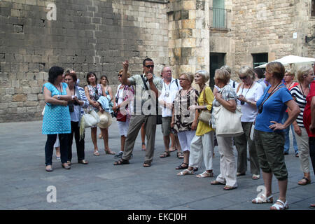 Gruppo di turisti e guida turistica nel quartiere Gotico di Barcellona e della Catalogna, Spagna Foto Stock