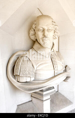 Londra, Inghilterra, Regno Unito. Guildhall Art Gallery in città. Moderna in pietra busto di William Shakespeare Foto Stock