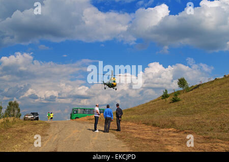 Volo in elicottero su un luogo di inizio e la fine di automobile rally-raid " Bielorussia - Baha - 2014'. Foto Stock