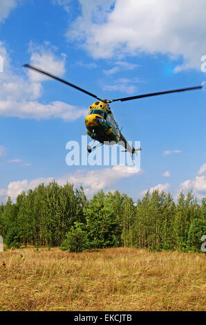 Volo in elicottero su un luogo di inizio e la fine di automobile rally-raid " Bielorussia - Baha - 2014'. Foto Stock