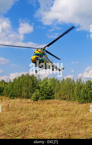 Volo in elicottero su un luogo di inizio e la fine di automobile rally-raid " Bielorussia - Baha - 2014'. Foto Stock