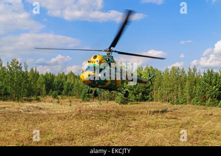 Volo in elicottero su un luogo di inizio e la fine di automobile rally-raid " Bielorussia - Baha - 2014'. Foto Stock