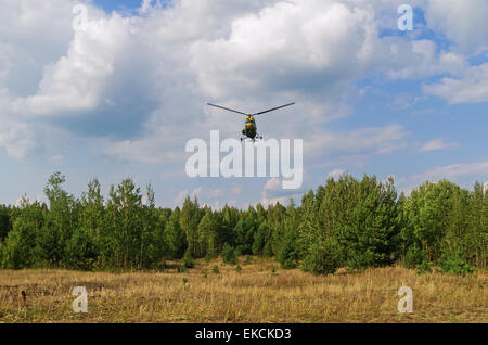 Volo in elicottero su un luogo di inizio e la fine di automobile rally-raid " Bielorussia - Baha - 2014'. Foto Stock