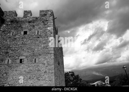 Castello fort parete in Ainsa village Pirenei Aragonesi Foto Stock