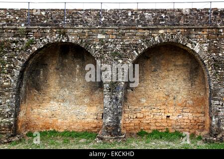 Castello fort parete in Ainsa village Pirenei Aragonesi Foto Stock