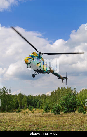 Volo in elicottero su un luogo di inizio e la fine di automobile rally-raid " Bielorussia - Baha - 2014'. Foto Stock