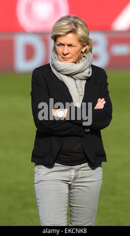 Fuerth, Germania. 8 apr, 2015. Il tedesco allenatore nazionale Silvia Neid mostrato prima internazionale delle donne partita di calcio tra Germania e Brasile in Fuerth, Germania, 8 aprile 2015. Foto: Karl-Josef Hildenbrand /dpa/Alamy Live News Foto Stock