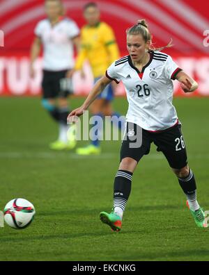 Fuerth, Germania. 8 apr, 2015. La Germania Gidion Margarita in azione durante le donne internazionale la partita di calcio tra Germania e Brasile in Fuerth, Germania, 8 aprile 2015. Foto: Karl-Josef Hildenbrand /dpa/Alamy Live News Foto Stock