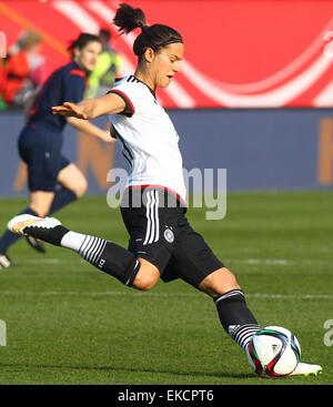 Fuerth, Germania. 8 apr, 2015. La Germania Dzsenifer Marozsan in azione durante le donne internazionale la partita di calcio tra Germania e Brasile in Fuerth, Germania, 8 aprile 2015. Foto: Karl-Josef Hildenbrand /dpa/Alamy Live News Foto Stock