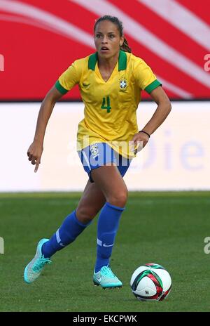 Fuerth, Germania. 8 apr, 2015. Il brasiliano di Monica in azione durante le donne internazionale la partita di calcio tra Germania e Brasile in Fuerth, Germania, 8 aprile 2015. Foto: Karl-Josef Hildenbrand/dpa/Alamy Live News Foto Stock