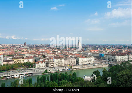 Paesaggio urbano di Torino Italia, veduta aerea del centro di Torino (Torino) che mostra la torre della Mole Antonelliana e l'argine del fiume po, Italia. Foto Stock