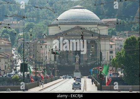 Gran Madre di Dio Torino, cupola chiesa della Gran Madre di Dio a Torino visto dal west end della città key bridge,il Ponte Vittorio Emanuele. Foto Stock