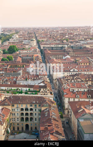 Torino cityscape, una vista della via San Massimo, la strada che corre attraverso la parte meridionale del centro di Torino, Italia. Foto Stock