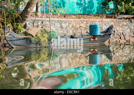 Riflessioni nelle backwaters di Kumarakom Kerala India Foto Stock