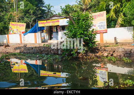 Riflessioni nelle backwaters di Kumarakom Kerala India Foto Stock