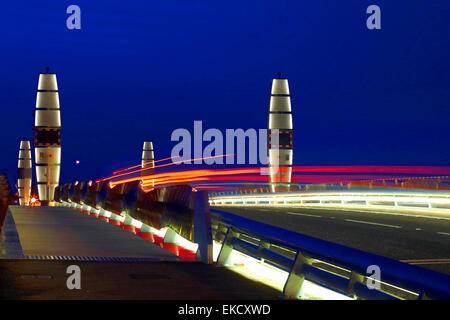 Effetto pittorica del semaforo su sentieri Twin vele il sollevamento ponte che attraversa il porto di Poole a Poole, Dorset Regno Unito nel mese di dicembre Foto Stock