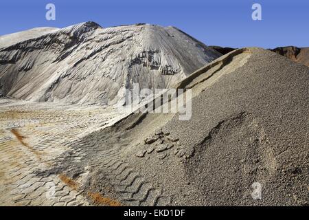 Cava di sabbia cumuli di sabbie di vario colore Foto Stock