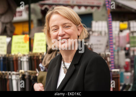 Norwich, Norfolk, Regno Unito. 09Apr, 2015. Il leader del partito dei Verdi, Natalie Bennett in 2015 elezione generale campaign trail in Norwich, Norfolk oggi. Foto Stock