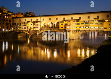 Ponte Vecchio di notte si riflette sul fiume Arno, Firenze, Toscana, Italia. Foto Stock