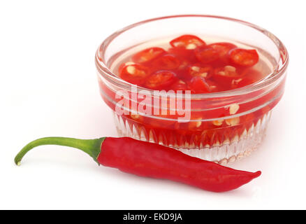 Peperoncino rosso in una vaschetta trasparente su sfondo bianco Foto Stock