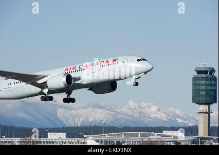 Air Canada Boeing 777-333 ER sul decollo a YVR dall'Aeroporto Internazionale di Vancouver Foto Stock