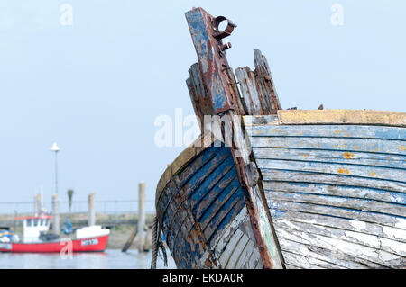 Un vecchio legno barca di pesca al Porto di segale Foto Stock