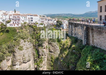 Ronda vista dal Puente Nuevo ponte sul burrone Sierra Nevada Spagna Foto Stock