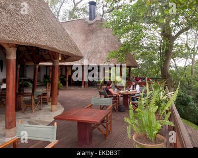 I turisti con un drink al Mikeno Lodge Hotel, il Parco nazionale di Virunga, Repubblica Democratica del Congo ( RDC ), Africa Foto Stock