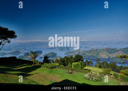 La vista dal terrazzo di Arcadia Lodge sul lago Bunyonyi e, Uganda, Africa Foto Stock