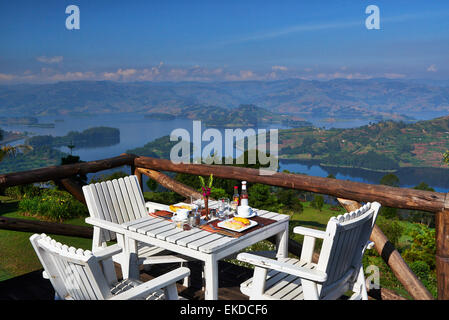 La vista dal terrazzo di Arcadia Lodge sul lago Bunyonyi e, Uganda, Africa Foto Stock