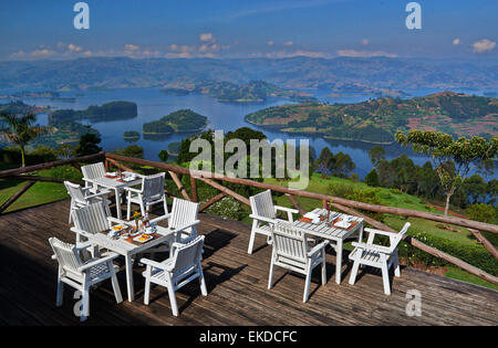 La vista dal terrazzo di Arcadia Lodge sul lago Bunyonyi e, Uganda, Africa Foto Stock