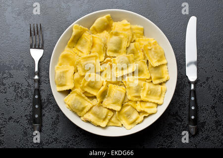 I ravioli cotti su una piastra Foto Stock