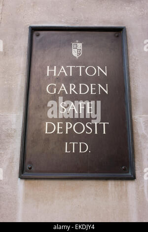 Londra, Regno Unito. Il 9 aprile 2015. La posizione nel centro di Londra dove il Hatton Garden Safe Deposit company è teatro di una Londra più famigerati valori heist negli ultimi anni. Durante il weekend di Pasqua, gioielli ed altri oggetti appartenenti a persone di tutti i ceti sociali e per il valore di decine di milioni di persone sono state saccheggiata e rubato. La polizia ritiene insider knowledge hanno aiutato i ladri disabilitare la protezione. Credito: RichardBaker/Alamy Live News Foto Stock