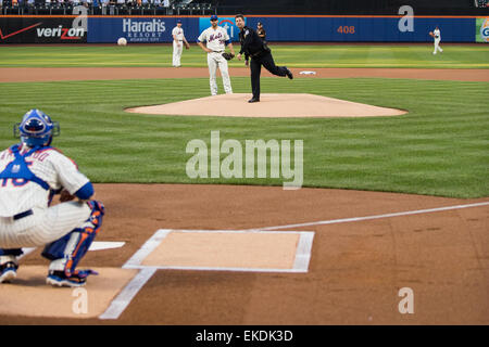 081414: Citi Field, NY - i rappresentanti di Stati Uniti Delle dogane e della protezione delle frontiere a parte in Pre-Game cerimonie per la New York Mets. I rappresentanti dal CBP incluso: U.S. Delle dogane e della protezione delle frontiere commissario R. Gil Kerlikowske, deliberando OFO AC John Wagner, NY DFO Robert Perez e JFK Airport Porto Direttore Susan Mitchell. Deliberando OFO AC John Wagner ha gettato fuori il primo passo. Fotografie di: Josh Danimarca Foto Stock