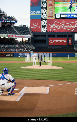 081414: Citi Field, NY - i rappresentanti di Stati Uniti Delle dogane e della protezione delle frontiere a parte in Pre-Game cerimonie per la New York Mets. I rappresentanti dal CBP incluso: U.S. Delle dogane e della protezione delle frontiere commissario R. Gil Kerlikowske, deliberando OFO AC John Wagner, NY DFO Robert Perez e JFK Airport Porto Direttore Susan Mitchell. Deliberando OFO AC John Wagner ha gettato fuori il primo passo. Fotografie di: Josh Danimarca Foto Stock