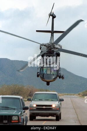 Una CBP scatola aria UH-60 Blackhawk elicottero intimidates due veicoli su un telecomando striscia di aria in America sudoccidentale della regione di confine. James Tourtellotte Foto Stock